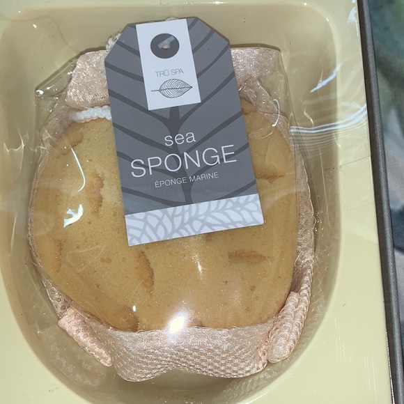 Spa Set Giftbox NWOT Exfoliate, Sponge, Gloves & Lava Pumice - Picture 5 of 10